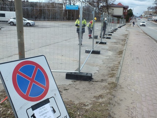 W poniedziałek 22 marca wokół „dzikiego” parkingu, naprzeciw bramy głównej MAN Bus stanęło profesjonalne ogrodzenie