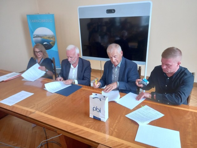We wtorek w Urzędzie Miasta Tarnobrzega podpisano umowę na modernizację ulicy Wiślnej. Zobacz na kolejnych zdjęciach w galerii, jak ulica wygląda obecnie