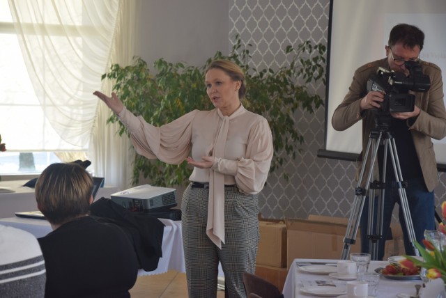 Nowe przepisy dotyczące finansowanie KGW promowała podczas spotkań w powiatach obecna europoseł Andżelika Możdżanowska. (Zdjęcie ze spotkania w gminie Śmigiel)