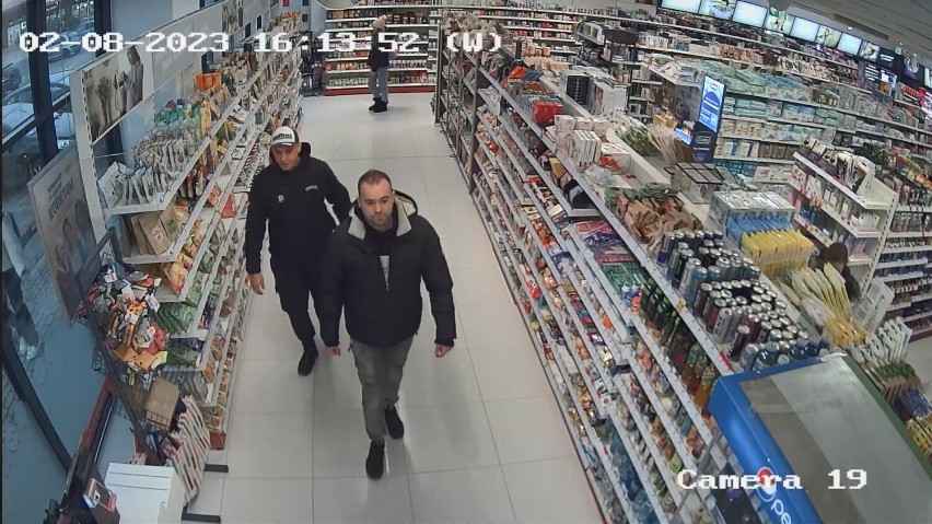 Dwóch mężczyzn ukradło perfumy na kwotę ponad 1400 złotych