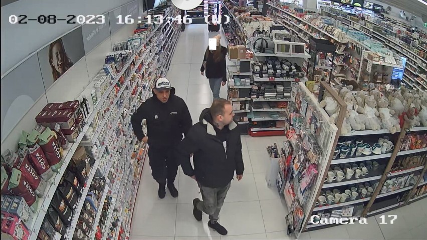 Dwóch mężczyzn ukradło perfumy na kwotę ponad 1400 złotych