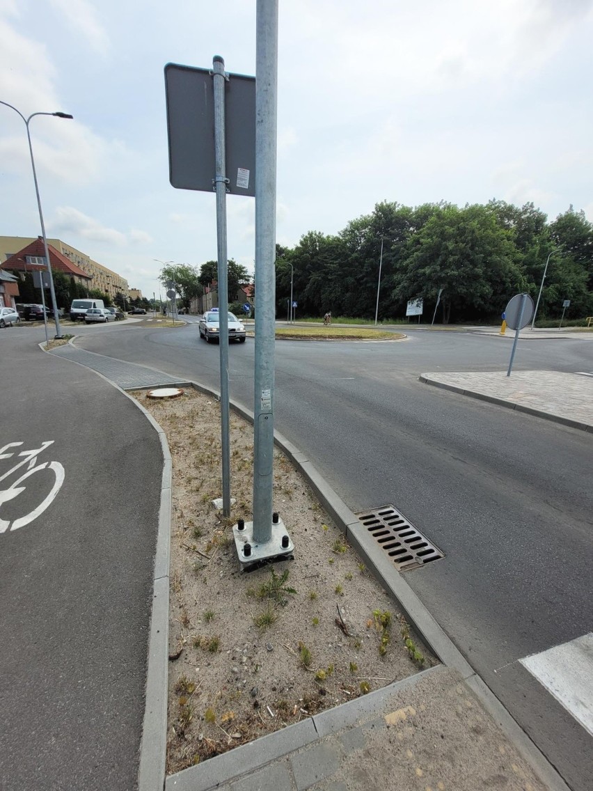 Rozjeżdżona krawędź wyspy ronda Praw Kobiet w Słupsku. ZIM...