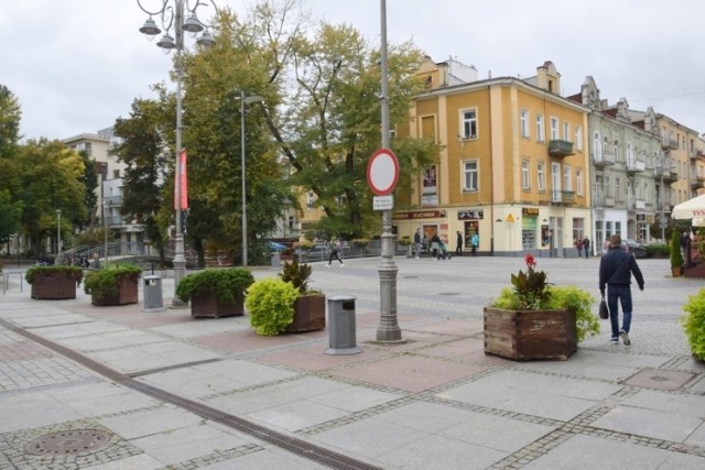 Dostawcy, kurierzy i właściciele sklepów proszą w petycji do prezydenta Kielc o rozsunięcie donic  na ulicy Sienkiewicza, na wysokości placu Literatów, ulic Dużej i Małej oraz mostku nad Silnicą, tak aby dało się przejechać między nimi.