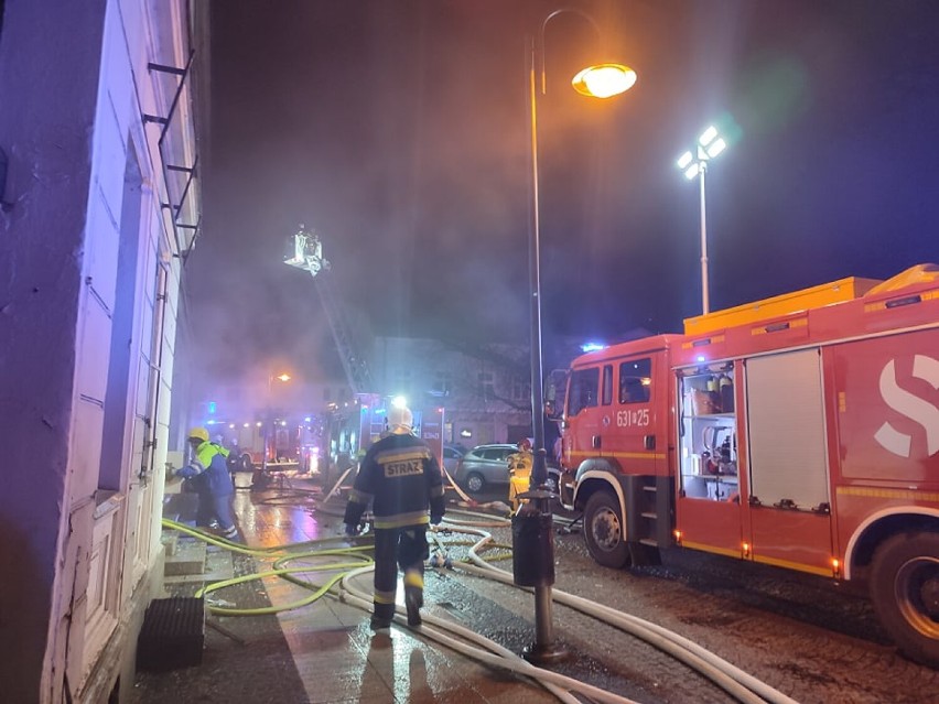 Pożar dawnego hotelu w Wągrowcu. Co było przyczyną pojawienia się ognia w kamienicy na Rynku? Jakie są ustalenia straży pożarnej i policji?