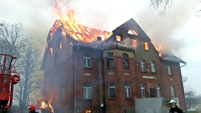 Pożar budynku wielorodzinnego w Międzyłężu [ZDJĘCIA, AKTUALIZACJA]