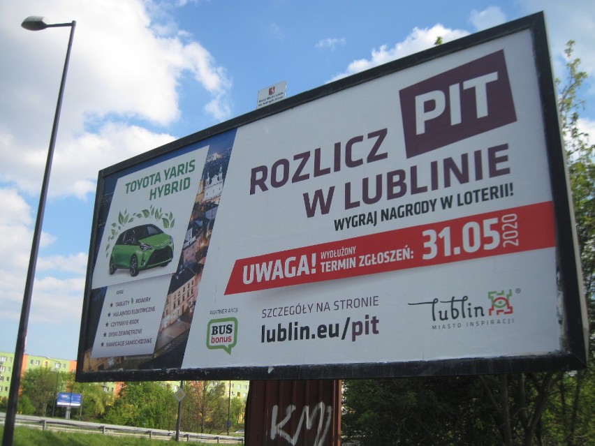 Ekipa zmieniają reklamę na billboardzie zostawiła po sobie bałagan. Działali na rzecz Urzędu Miasta Lublin