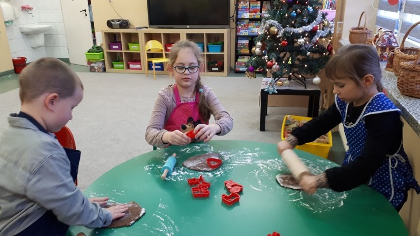 Wolsztyn: dzieci ze Szkoły Podstawowej w Starym Widzimiu piekły świąteczne pierniki
