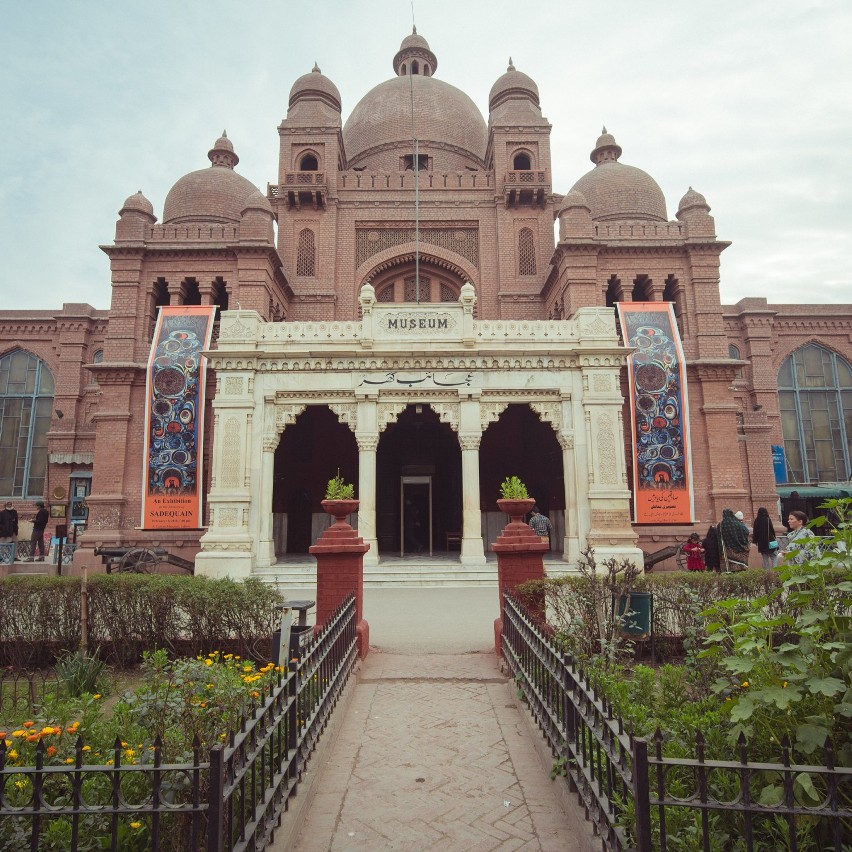 Jadą z Malborka starą karetką przez świat. Pakistan (odc. 8): Spotkania z mieszkańcami Lahore, dawnej stolicy, która podniosła się z kolan