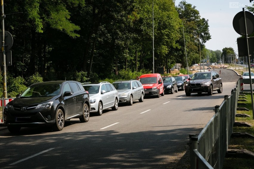 Postawili barierki to parkują na jezdni. Straż miejska bezsilna