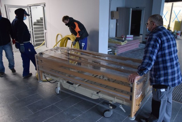 Rozpoczęło się wyposażanie szpitala tymczasowego w Zielonej Górze, w którym znajdzie się 170 łóżek