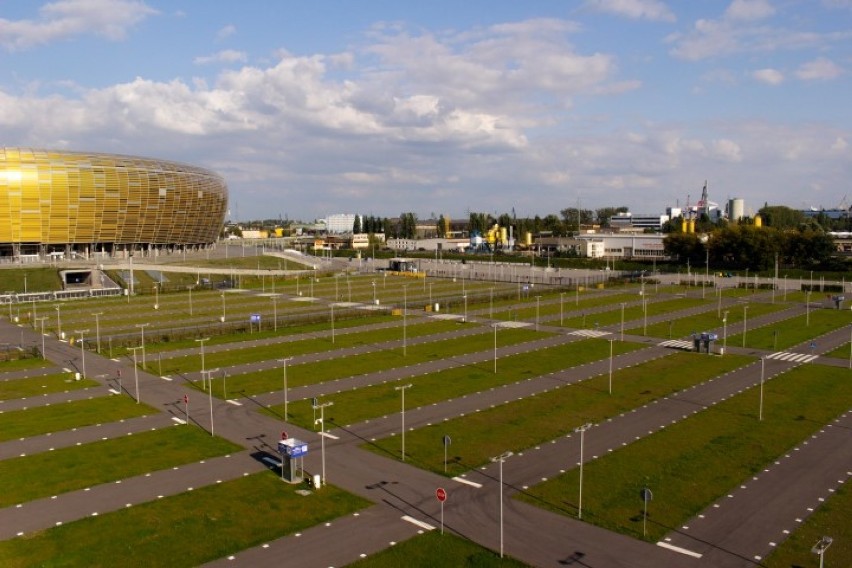 Kino samochodowe przy stadionie Energa Gdańsk [ZDJĘCIA] Jak w Ameryce?