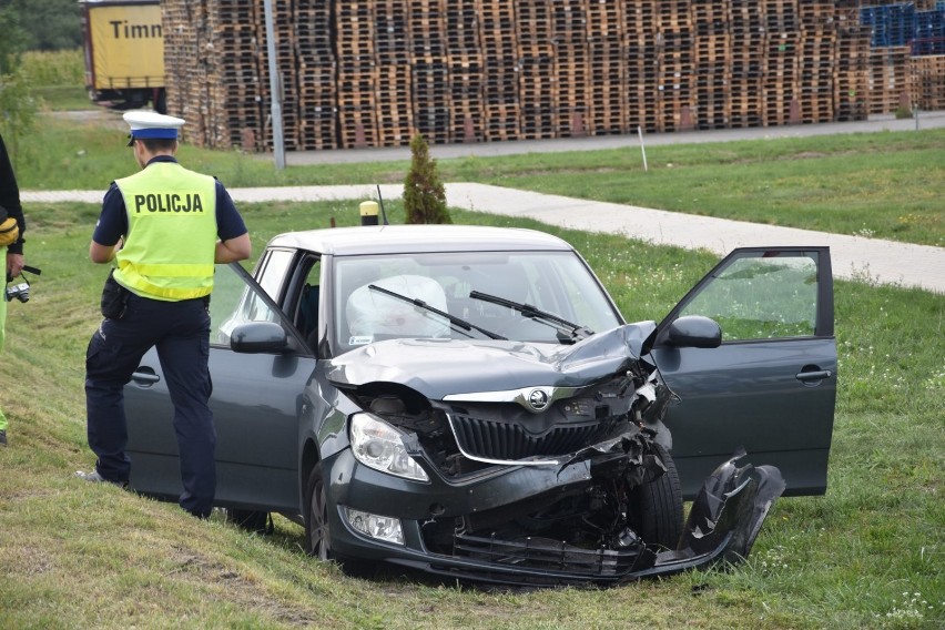 Zderzenie dwóch pojazdów na drodze krajowej nr 32! Cztery osoby trafiły do szpitala  [ZDJĘCIA]