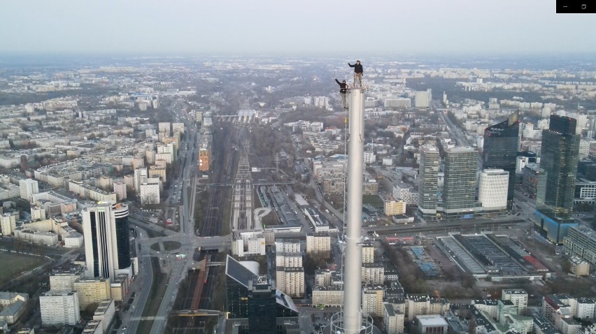 Wymiana żarówki na szczycie Varso Tower. Alpiniści wspięli się na czubek iglicy najwyższego budynku w UE. Wideo trafiło do sieci