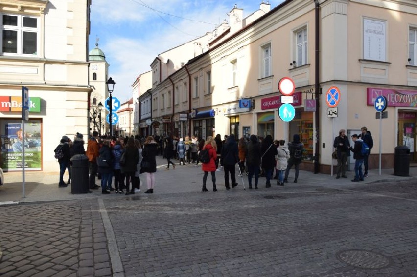 Długa kolejka po pączki do Starej Pączkarni na ul. Kościuszki w Rzeszowie - trzeba było czekać nawet 2 godziny 