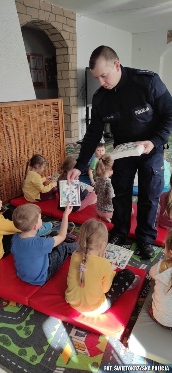 W Sandomierzu policjant spotkał się z dziećmi z przedszkola Różowy Słoń. Zobacz co się działo 