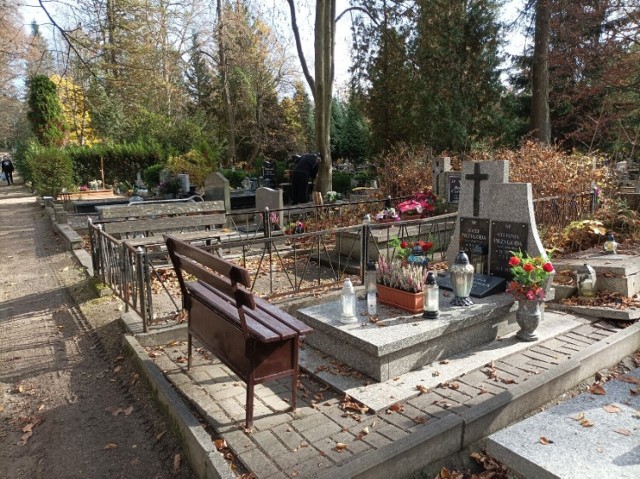 Na Starym Cmentarzu Komunalnym w Jeleniej Górze zachowały się pojedyncze niemieckie nagrobki. W innych miejscach po cmentarzach nie ma śladu.