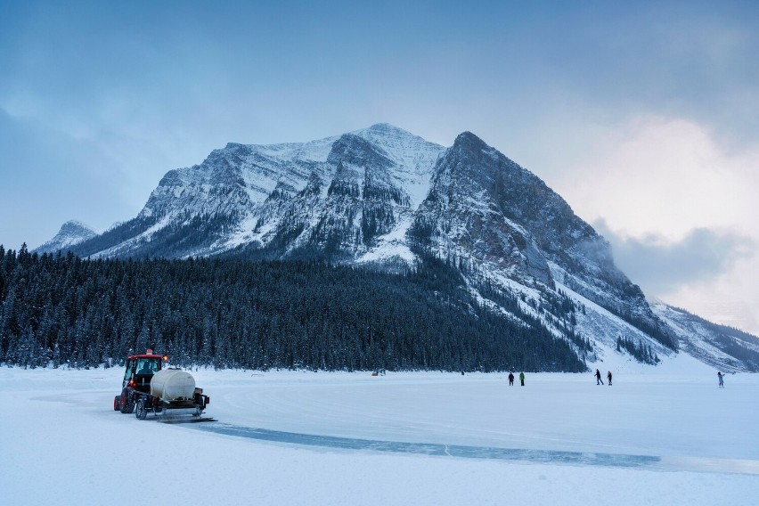 Louise – jezioro polodowcowe w Parku Narodowym Banff – zimą...