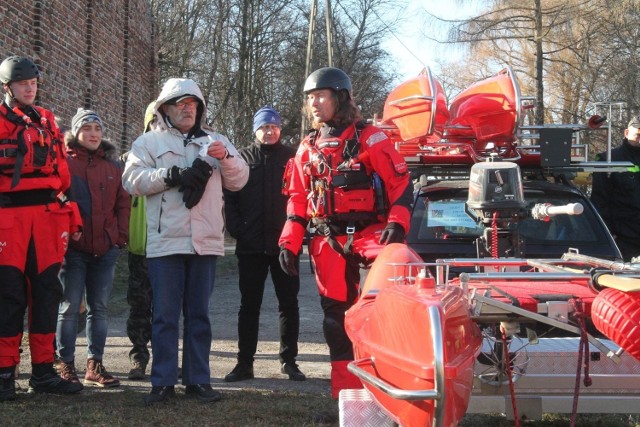 W piątek, 22 lutego w Kielcach odbyło się szkolenie organizowane przez Świętokrzyskie Wodne Ochotnicze Pogotowie Ratunkowe, Świętokrzyski Urząd Wojewódzki oraz firmę Kevisport. Tematem szkolenia było ratowanie na lodzie i wodach roztopowych. Udział w nim wzięli także świętokrzyscy strażacy.



Szkolenie z ratownictwa na lodzie oraz wodach roztopowych z użyciem systemu woda-lód rozpoczęło się po godzinie dziewiątej w Urzędzie Wojewódzkim w Kielcach. Część teoretyczną poprowadził Marcin Sitek z firmy Kevisport. Obecni na szkoleniu przedstawiciele poszczególnych służb mieli też możliwość wymiany wzajemnej wiedzy teoretycznej z zakresu ratownictwa na lodzie i wodach roztopowych. 

Po zakończeniu tej części uczestnicy około godziny 13:30 przenieśli się nad zalew w Kielcach gdzie przeprowadzona została część praktyczna szkolenia. Najpierw prowadzący szkolenie Marcin Sitek zaprezentował metodę ratowania topielców z użyciem systemu woda-lód. Później swoje sprawdzone metody podejmowania znajdujących się w wodzie zaprezentowali strażacy z Komendy Miejskiej Państwowej Straży Pożarnej w Kielcach.

- Dzisiejsze ćwiczenia były zorganizowane dla wszystkich służb działających w województwie świętokrzyskim. W ich trakcie zaprezentowany został system ratowania „woda-lód”, który daje sobie radę nie tylko na zalodzonych zbiornikach, ale także w warunkach takich jakie mamy obecnie czyli gdy lód jest już zdecydowanie cieńszy niż jeszcze kilka tygodni temu.  Tego typu ćwiczenia pozwalają nam też na wymianę doświadczeń pomiędzy służbami oraz poznanie najnowocześniejszych rozwiązań technicznych wykorzystywanych w tego typu sytuacjach – powiedział nam Piotr Molasy, prezes Świętokrzyskiego Wodnego Ochotniczego Pogotowia Ratunkowego.