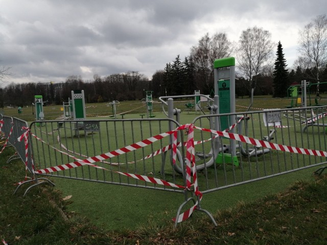 Nieczynna z powodu zagrożenia zarażeniem się koronawirusem siłownia pod chmurką w Parku Śląskim.



Zobacz kolejne zdjęcia. Przesuwaj zdjęcia w prawo - naciśnij strzałkę lub przycisk NASTĘPNE