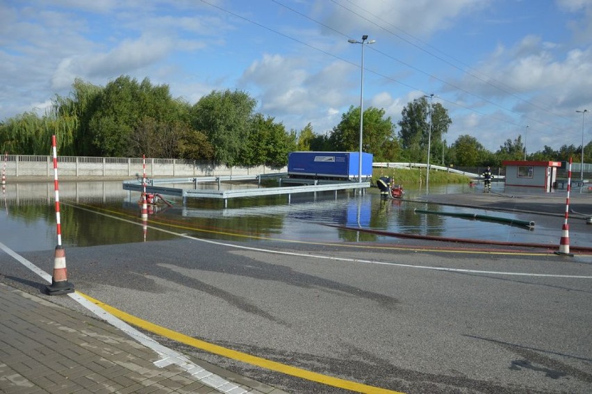 Trwa usuwanie skutków nawałnicy. Plac WORD pod wodą [ZDJĘCIA]