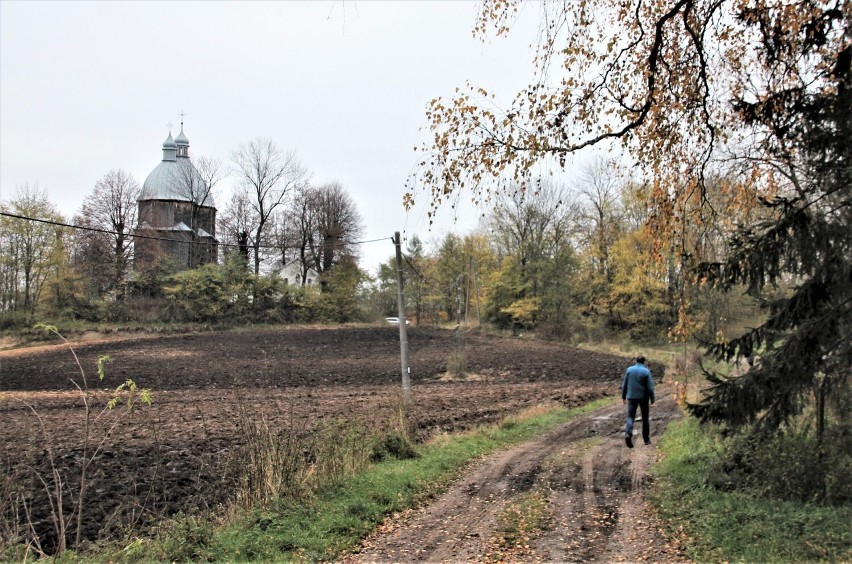 Przed dawną cerkwią w Dłużniowie