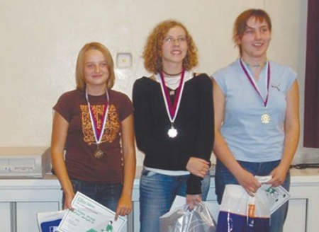 Daria Dawiec, Alicja Stolarczyk (KU AZS WSAiZ Zawiercie) i Marta Charkiewicz z medalami.