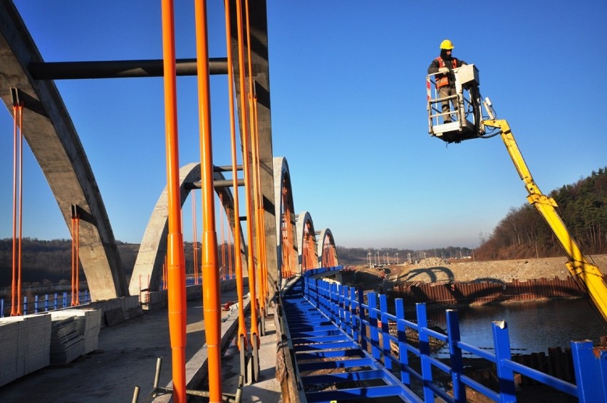 Większy, prawie 400-metrowy most na zlecenie RZGW w Krakowie...