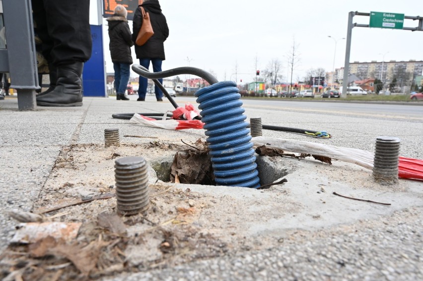 Kable i śruby wystawały z chodnika na przystanku w Kielcach. 70-latka z poważnymi obrażeniami (WIDEO)