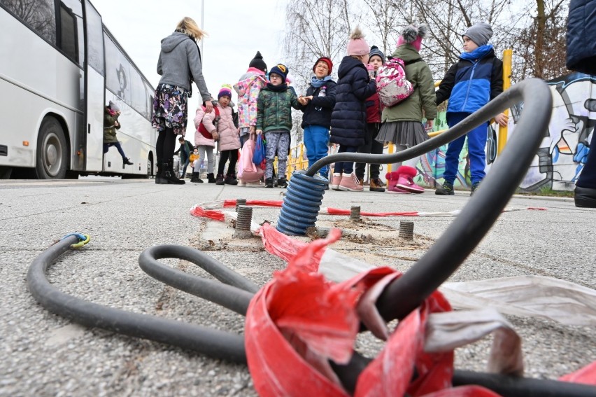 Kable i śruby wystawały z chodnika na przystanku w Kielcach. 70-latka z poważnymi obrażeniami (WIDEO)
