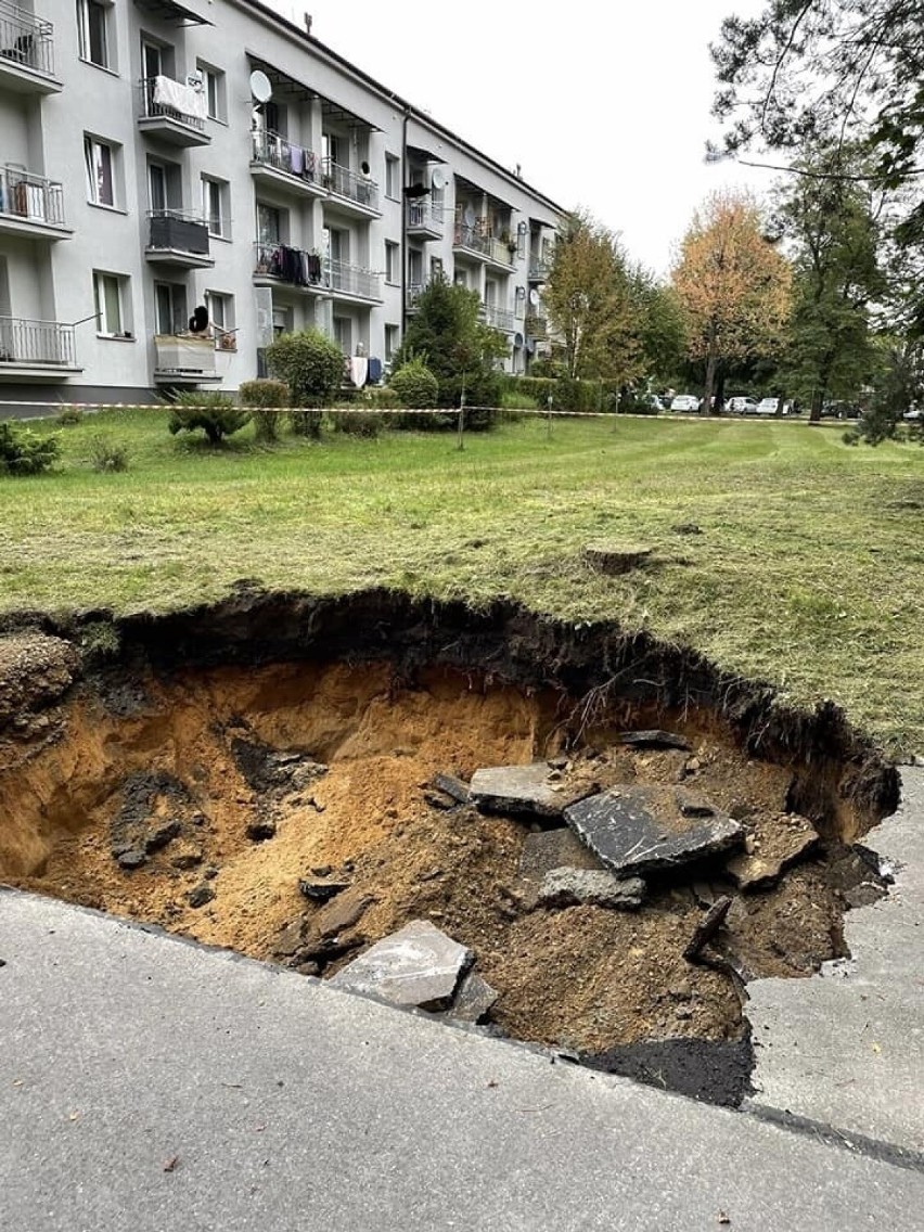 Na blokowisku w Trzebini zapadła się ziemia (13.09.2022)