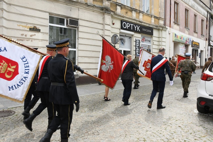 „Kadrówka” ponownie w Kielcach. Jej uczestnicy uroczyście przeszli przez miasto. Zobacz zdjęcia