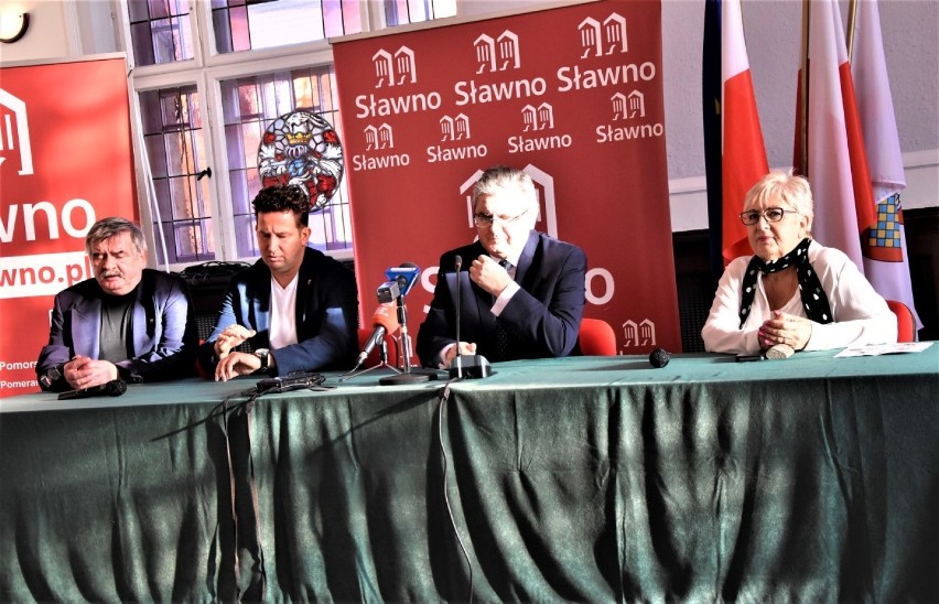 Poseł Czesław Hoc z PiS zwołał w Sławnie konferencję prasową...