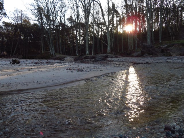 Orzechowo i okolica uchwycona w samo południe. Słońce świeci w zenicie, ale jest tak nisko, że tylko miejscami dociera do na plażę. Zapraszamy do galerii zdjęć.