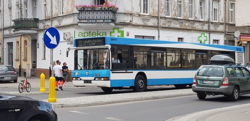 Wypadek na ulicy Jaworzyńskiej w Legnicy, rowerzysta potrącony na pasach