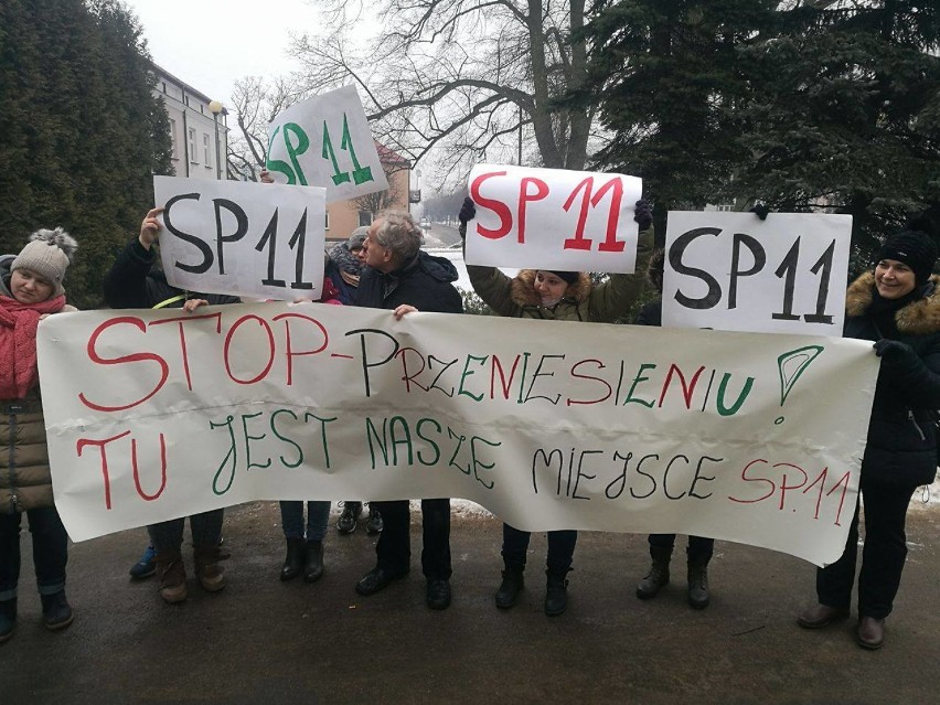 Protest przeciw likwidacji SP 11 w Zduńskiej Woli ZDJĘCIA