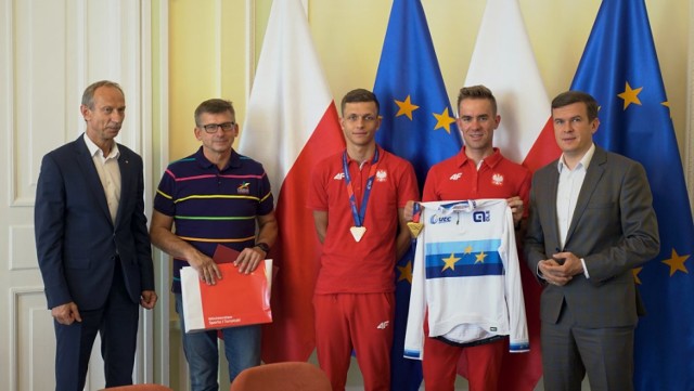 Minister Witold Bańka gościł zawodników Wojciecha Pszczolarskiego i Szymona Krawczyka oraz trenera Jacka Kasprzaka.