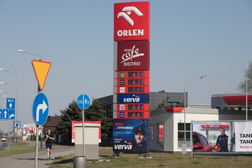 Ceny paliw na krakowskich stacjach spadają (na zdjęciu stan...