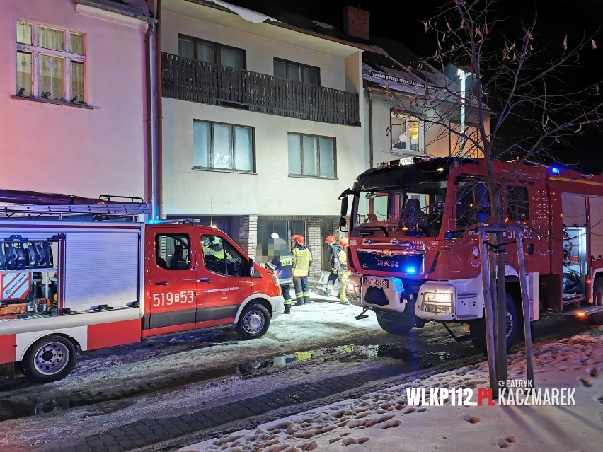 Zbąszyń: Pożar kotłowni w budynku mieszkalnym w zwartej zabudowie na Placu Wolności. Jedna osoba została ranna [ZDJĘCIA]