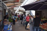 Sobota w Gnieźnie: Mieszkańcy na zakupach i pełne targowiska