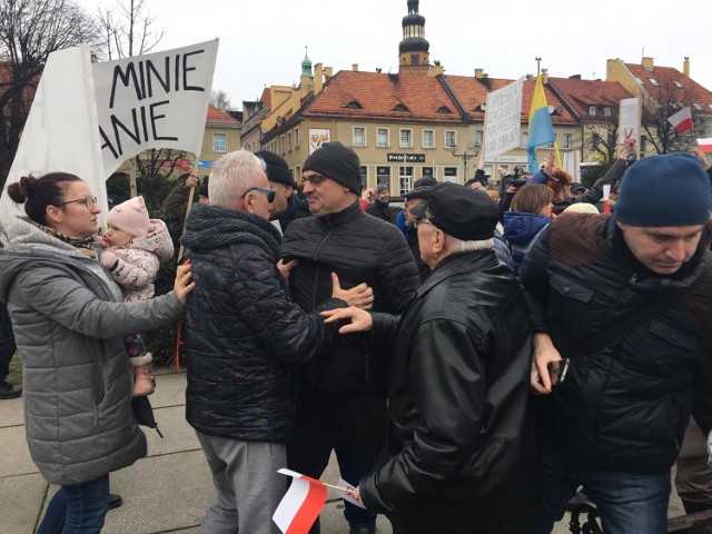 Zwolennicy i przeciwnicy Andrzeja Dudy pobili się na Rynku w Wodzisławiu.

Zobacz kolejne zdjęcia. Przesuwaj zdjęcia w prawo - naciśnij strzałkę lub przycisk NASTĘPNE
