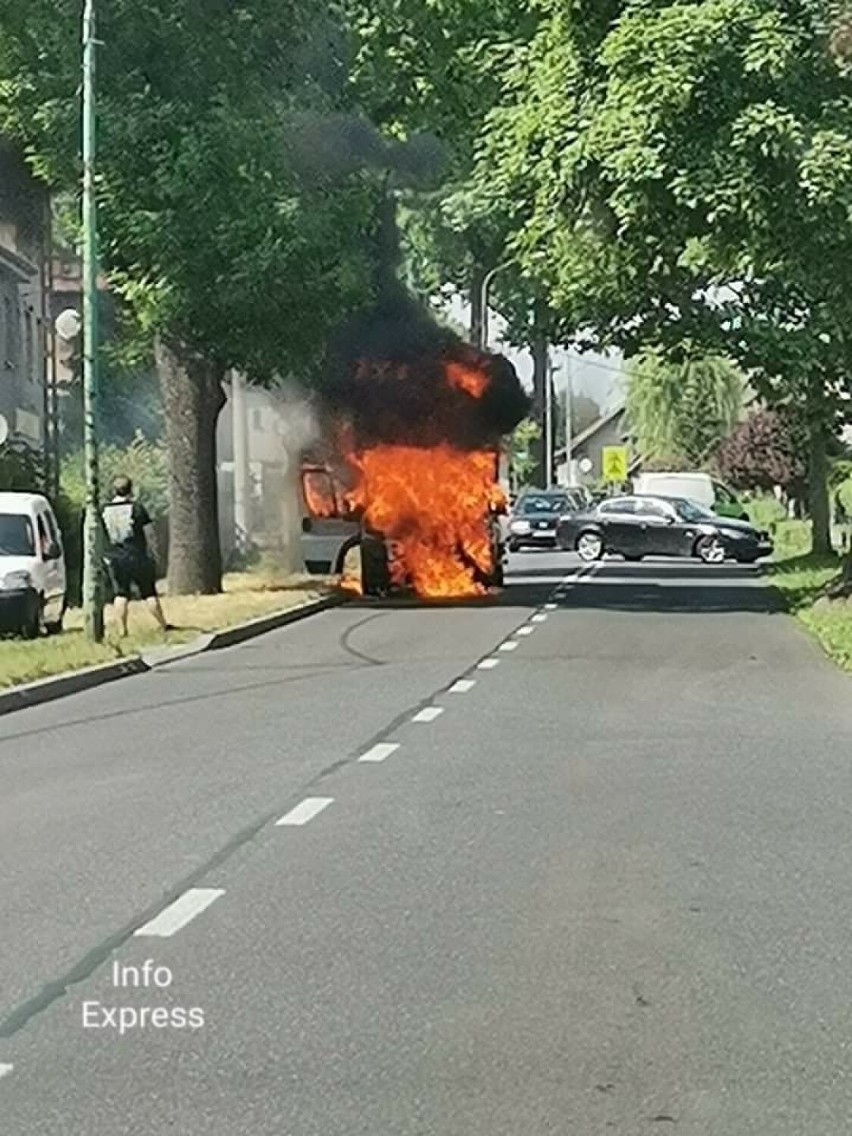 Pożar samochodu w Koszęcinie. Uwaga na utrudnienia