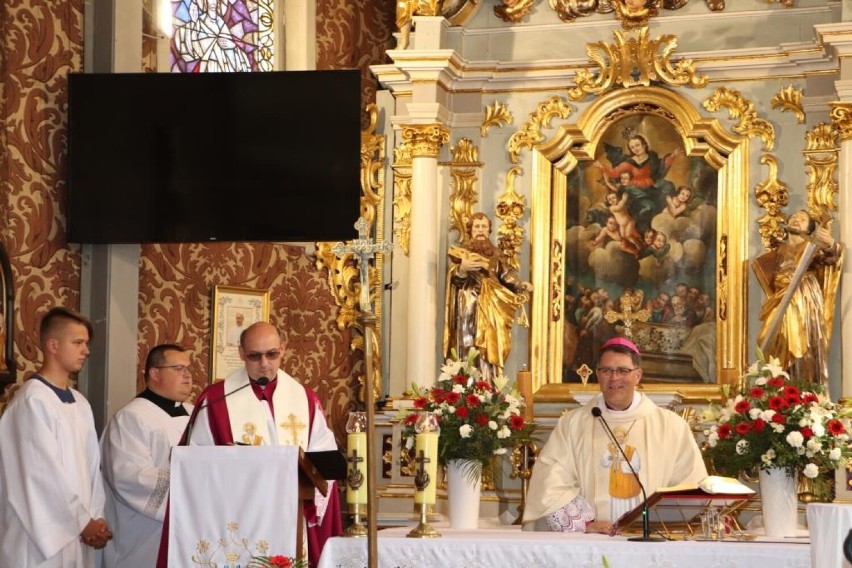 Relikwie bł. ks. Władysława Bukowińskiego wprowadzono do kościoła w Lipem. ZDJĘCIA