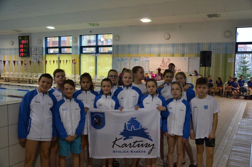 7 medali i rekordy życiowe młodszej grupy kartuskich pływaków