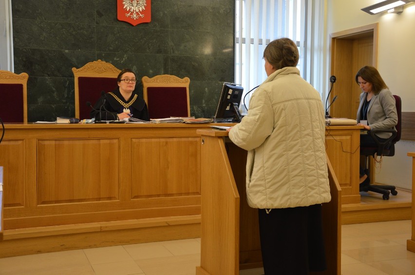 Emeryt z Piotrkowa przed sądem oskarżony o znęcanie się nad...