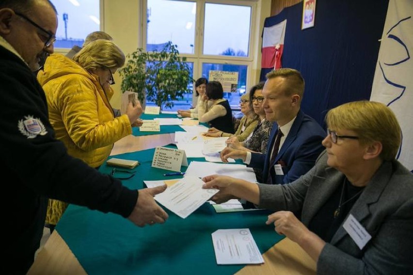 Oto 10 obwodowych komisji wyborczych z największą frekwencją...