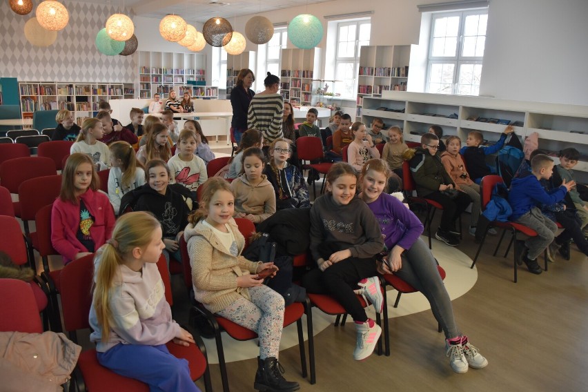 Koncert Pełen Uczuć - miłosne melodie i wiersze w wykonaniu uczniów z SP2 w Wolsztynie