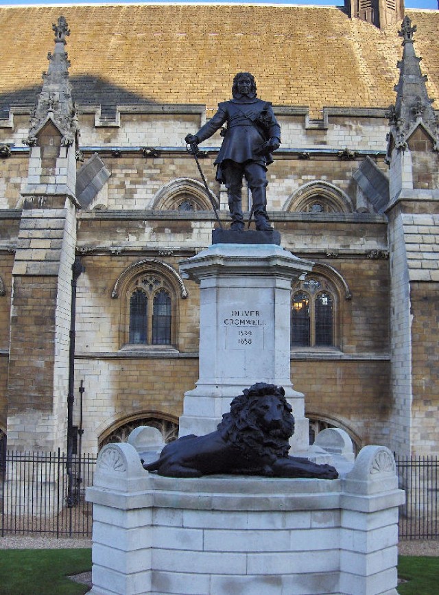 Pomnik Oliviera Cromwella (1599-1658), angielskiego polityka zaliczanego do 100 najwybitniejszych Brytyjczyk&oacute;w wszech czas&oacute;w. Pomnik usytuowano przy Westminster Palace. Fot. Mirosława Kasowska