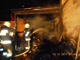 Pożar auta i wiaty w Małomicach. Zagrożony był dom wielorodzinny i składowisko odpadów [ZDJĘCIA]