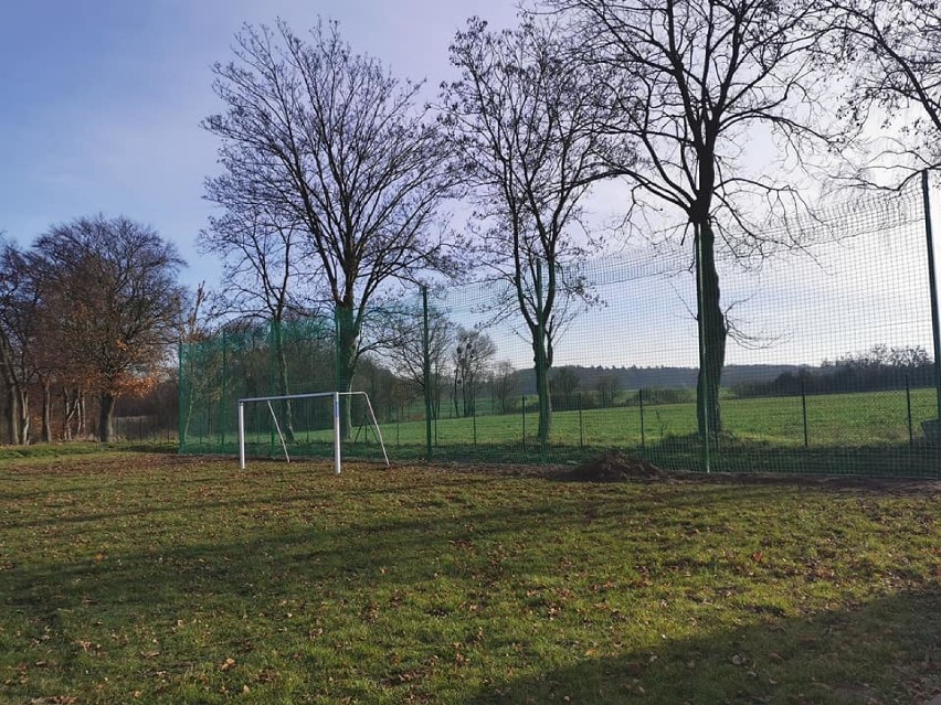 Kolejne boiska w gminie Rogoźno zostały wyposażone w piłkochwyty