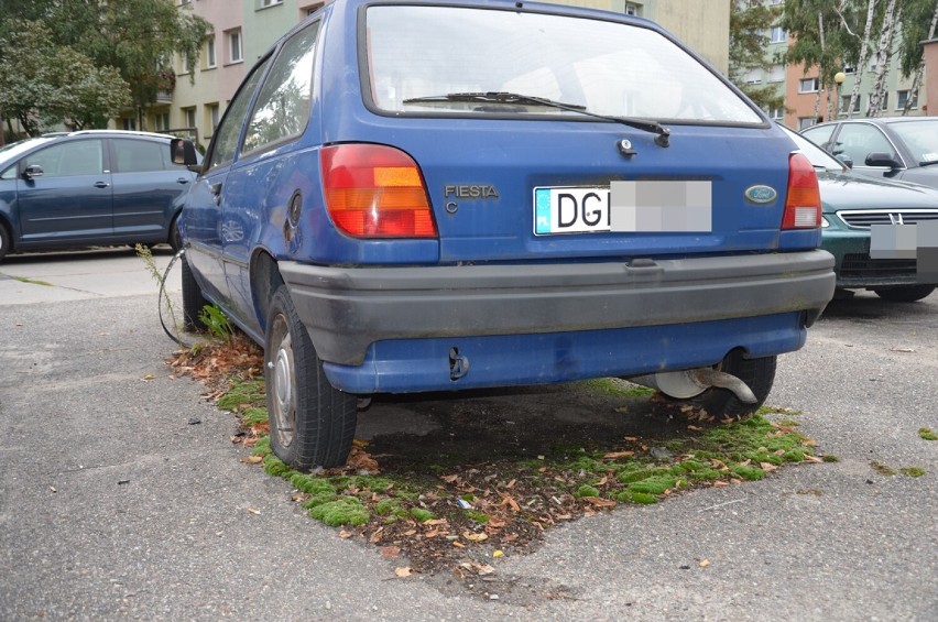 Samochód na parkingu między ul. Sikorskiego na Matejki. Stoi...